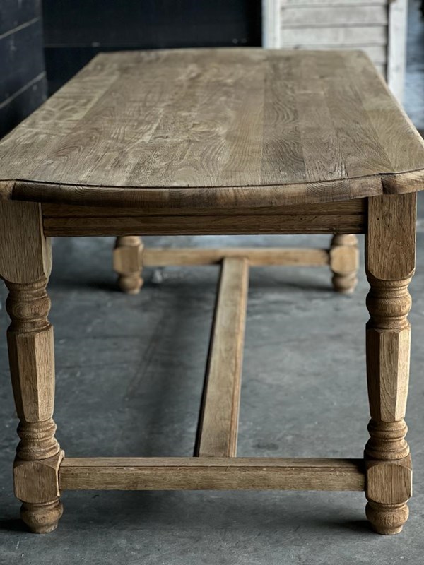 Deeper French Bleached Oak Farmhouse Dining Table -sussex-antiques-and-interiors-5cd06da9-fa75-40f8-9988-3942dfa2678a-main-638285784351908305.jpeg