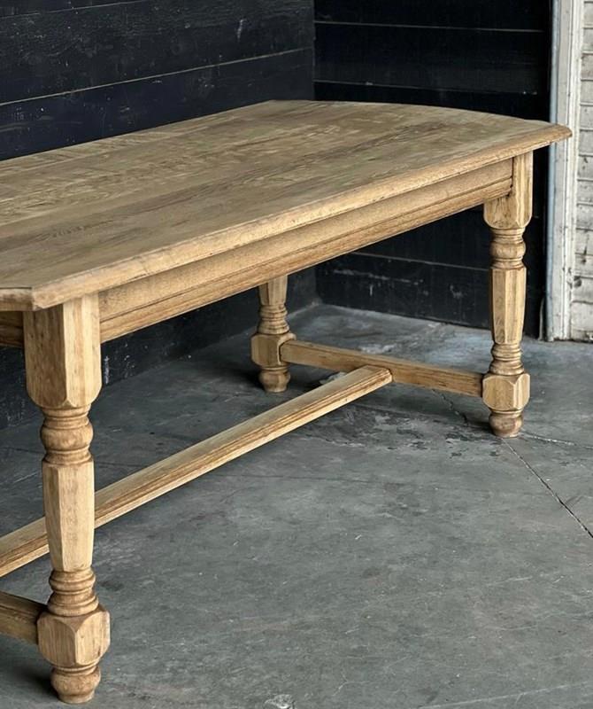 Deeper French Bleached Oak Farmhouse Dining Table -sussex-antiques-and-interiors-93f2c226-e5e4-4323-8812-6c8261b8f64d-main-638285784333315464.jpeg