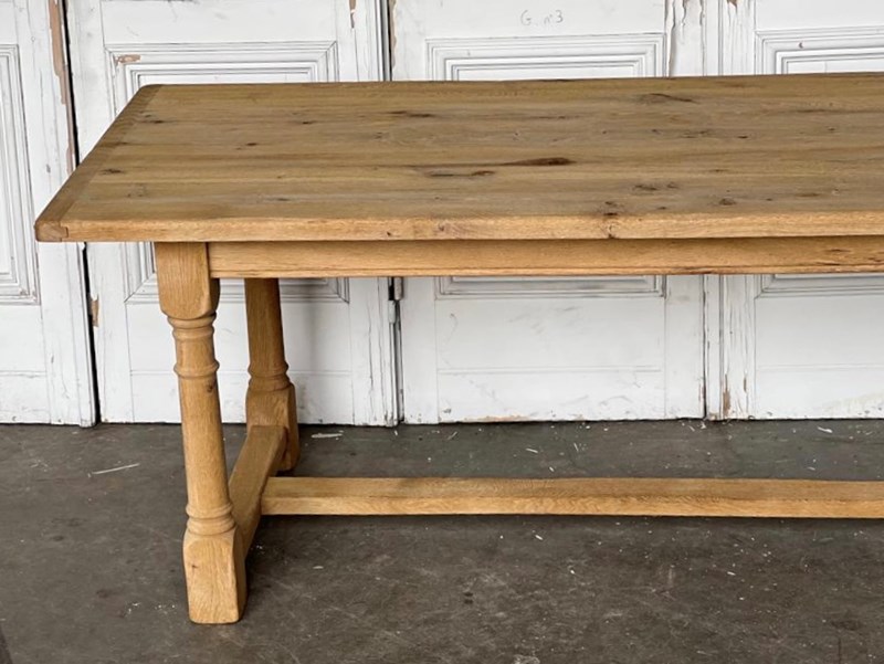 French Bleached Oak Farmhouse Dining Table -sussex-antiques-and-interiors-a1dfefbc-677f-4250-8e6a-2a4f982a4ec2-main-638182882658042237.jpeg