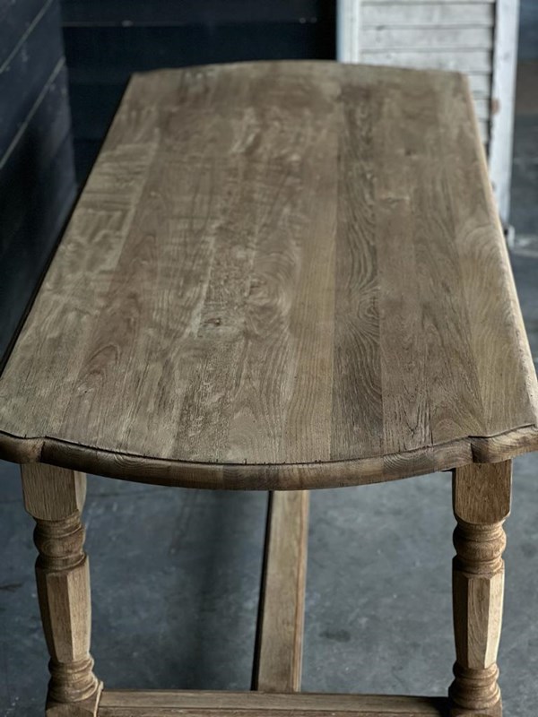 Deeper French Bleached Oak Farmhouse Dining Table -sussex-antiques-and-interiors-a9f028b4-6dc9-4e2f-83fc-145b08d027b6-main-638285784328783609.jpeg