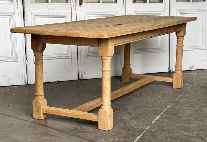 French Bleached Oak Farmhouse Dining Table -sussex-antiques-and-interiors-adfb1600-7d53-42f4-bb41-427a1ca73253-main-638182882698666825.jpeg