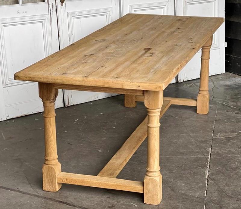 French Bleached Oak Farmhouse Dining Table -sussex-antiques-and-interiors-fac19a4a-a414-462e-8bbc-ceb351ba6315-main-638182882313515473.jpeg