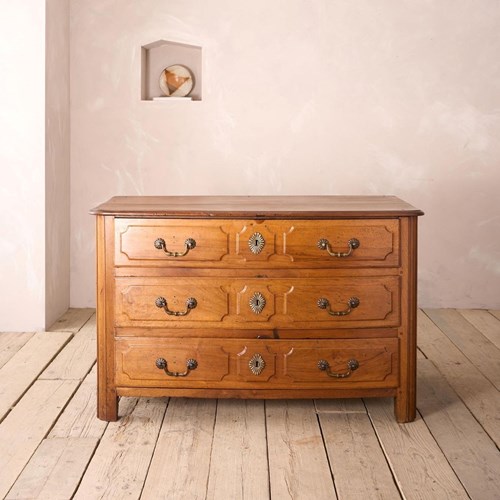 18Th Century Bow Fronted Walnut Chest Of Drawers
