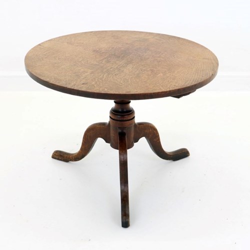 An 18Th Century Tripod Coffee Table In Oak
