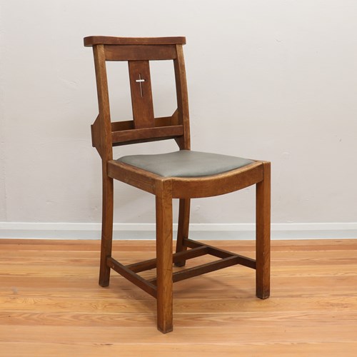 Set Of 20 Solid Oak Chapel Chairs In Original Condition