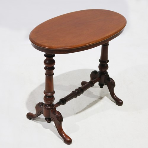 Late 19Th Century Oval Stretcher Table In Mahogany