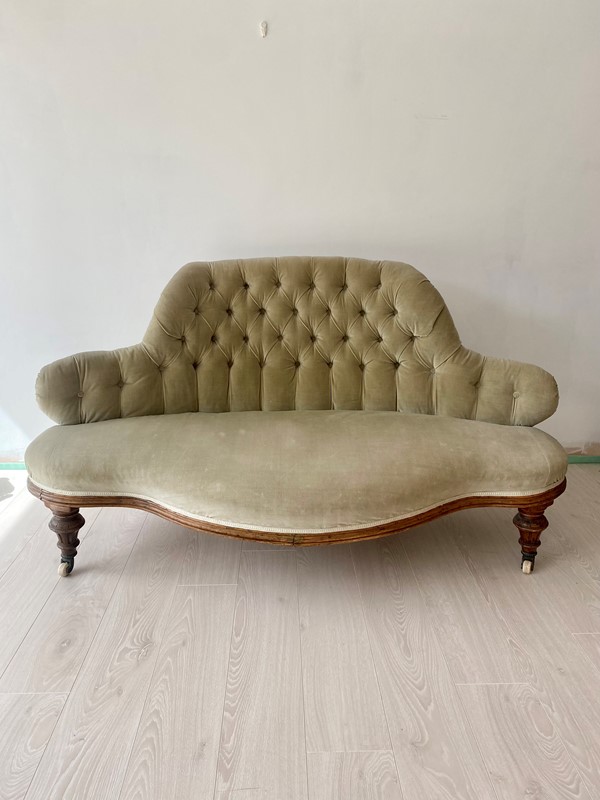 Victorian Curved & Buttoned Boudoir Sofa -the-vintage-trader-img-7243-main-637910658449249968.jpg