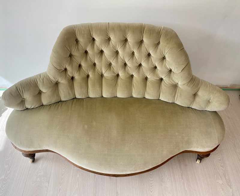 Victorian Curved & Buttoned Boudoir Sofa -the-vintage-trader-img-7244-main-637910658487843681.jpg