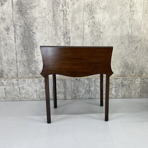18Th Century Serpentine Mahogany Pembrook Drop Leaf Table
