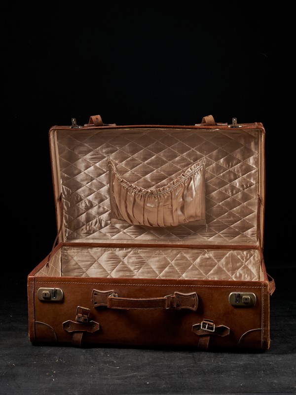 English Made Gentleman's Fine Leather Suitcase-vintagerious-001877-02-2mb-main-637387127082056598.jpg