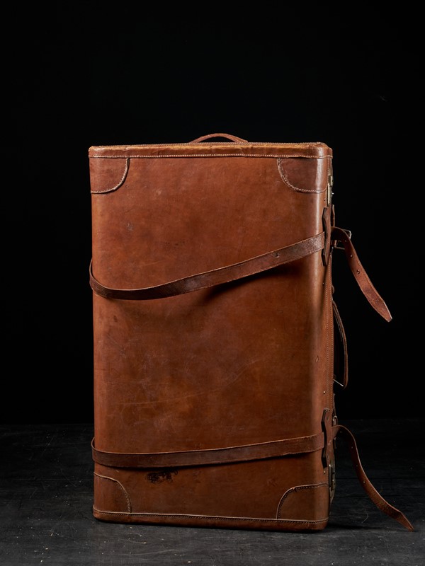 English Made Gentleman's Fine Leather Suitcase-vintagerious-001877-03-2mb-main-637387127094244066.jpg