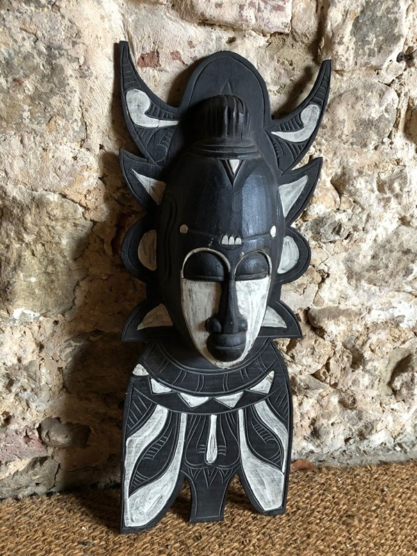 A Black and White Carved Mask -y-vintage-99069924-7d5b-47d5-8dd0-7c62a24371a1-main-637998978340551239.jpeg